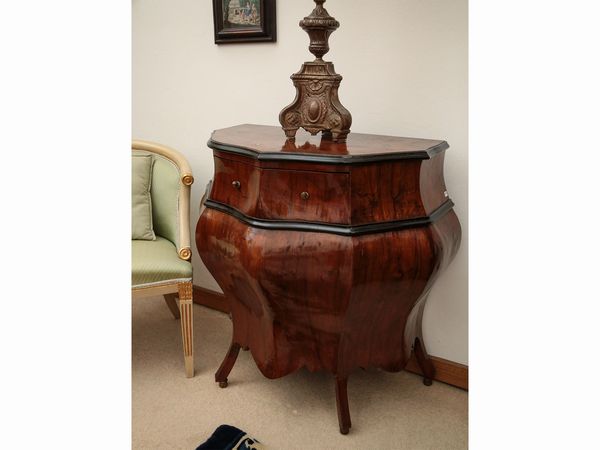 Piccolo cassettone da centro impiallacciato in noce  - Asta Arredi e Dipinti dal Castello di Gamberaia a Firenze - Associazione Nazionale - Case d'Asta italiane