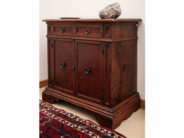 Piccolo stipo in noce  - Asta Arredi e Dipinti dal Castello di Gamberaia a Firenze - Associazione Nazionale - Case d'Asta italiane