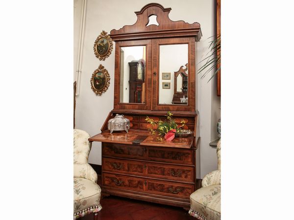 Scrivania a ribalta con alzata impiallacciata in radica e piuma di noce  - Asta Arredi e Dipinti dal Castello di Gamberaia a Firenze - Associazione Nazionale - Case d'Asta italiane