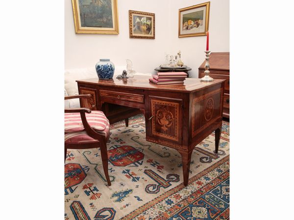 Scrivania doppia da centro impiallacciata in piuma di noce ed altre essenze  - Asta Arredi e Dipinti dal Castello di Gamberaia a Firenze - Associazione Nazionale - Case d'Asta italiane