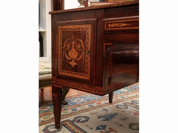 Scrivania doppia da centro impiallacciata in piuma di noce ed altre essenze  - Asta Arredi e Dipinti dal Castello di Gamberaia a Firenze - Associazione Nazionale - Case d'Asta italiane