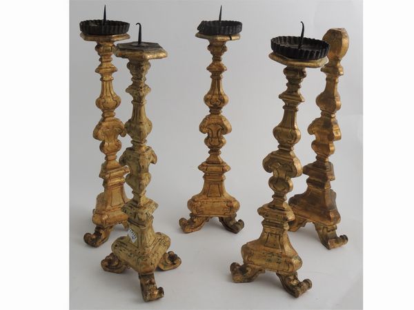 Serie di cinque torciere in legno intagliato e dorato  - Asta Arredi e Dipinti dal Castello di Gamberaia a Firenze - Associazione Nazionale - Case d'Asta italiane
