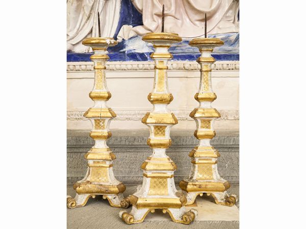 Serie di tre torciere in legno intagliato e dorato  - Asta Arredi e Dipinti dal Castello di Gamberaia a Firenze - Associazione Nazionale - Case d'Asta italiane