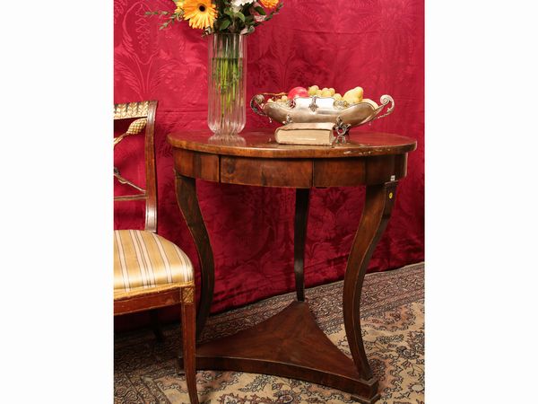 Tavolino impiallacciato in noce e piuma di noce  - Asta Arredi e Dipinti dal Castello di Gamberaia a Firenze - Associazione Nazionale - Case d'Asta italiane