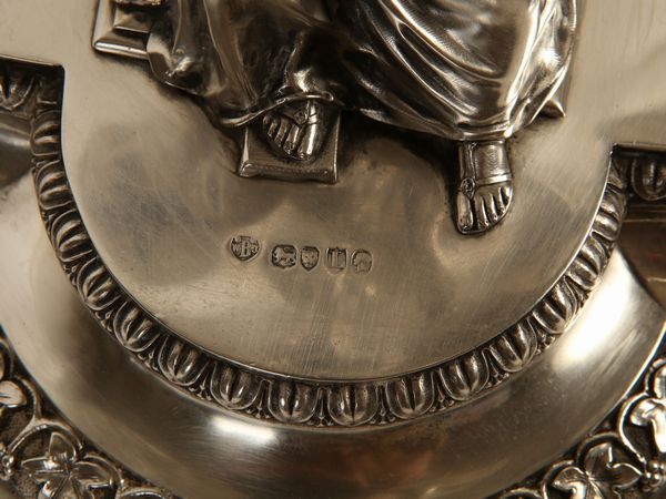 Importante trittico centrotavola vittoriano in argento sterling 925/1000  - Asta Arredi e Dipinti dal Castello di Gamberaia a Firenze - Associazione Nazionale - Case d'Asta italiane