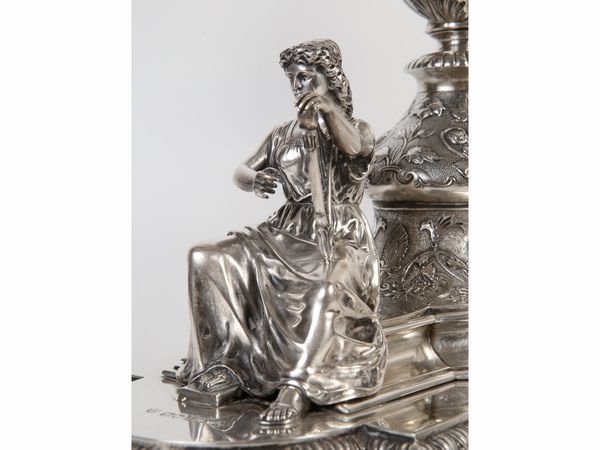 Importante trittico centrotavola vittoriano in argento sterling 925/1000  - Asta Arredi e Dipinti dal Castello di Gamberaia a Firenze - Associazione Nazionale - Case d'Asta italiane