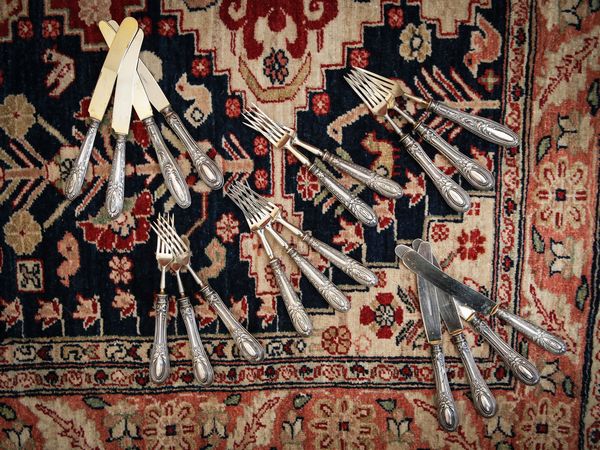 Set di posate da dessert con manici rivestiti in argento  - Asta Arredi e Dipinti dal Castello di Gamberaia a Firenze - Associazione Nazionale - Case d'Asta italiane