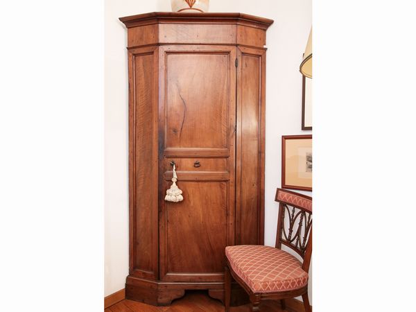 Angoliera in noce  - Asta Arredi e Dipinti dal Castello di Gamberaia a Firenze - Associazione Nazionale - Case d'Asta italiane