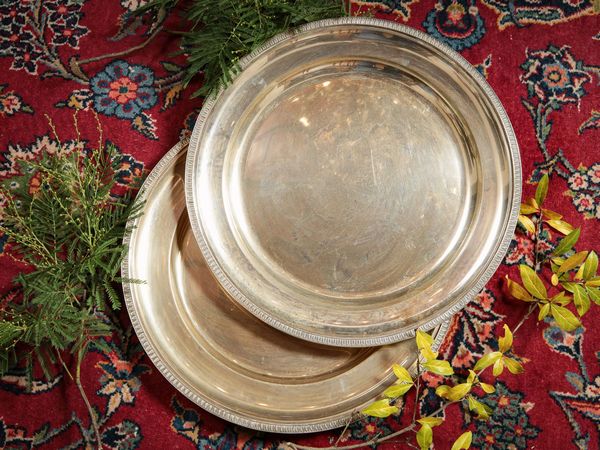 Coppia di piatti da portata in argento  - Asta Arredi e Dipinti dal Castello di Gamberaia a Firenze - Associazione Nazionale - Case d'Asta italiane