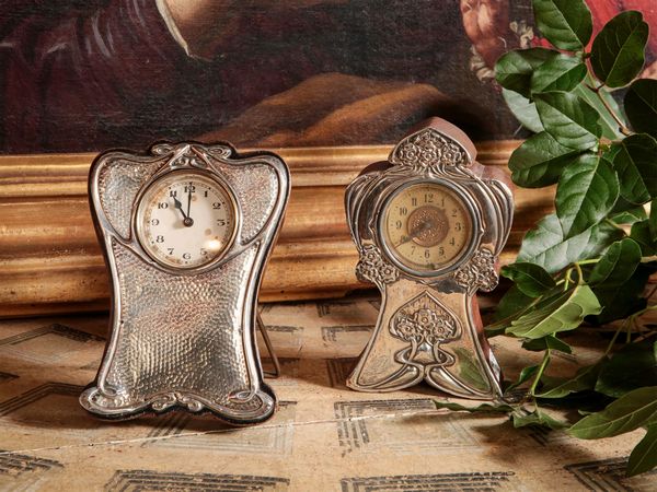 Due piccoli orologi Liberty da tavolo  - Asta Arredi e Dipinti dal Castello di Gamberaia a Firenze - Associazione Nazionale - Case d'Asta italiane