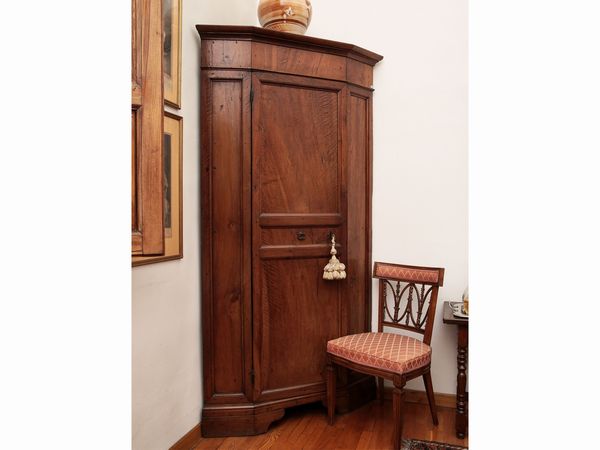 Angoliera in noce  - Asta Arredi e Dipinti dal Castello di Gamberaia a Firenze - Associazione Nazionale - Case d'Asta italiane