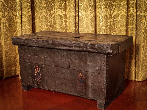 Antico forziere da viaggio rivestito in ferro  - Asta Arredi e Dipinti dal Castello di Gamberaia a Firenze - Associazione Nazionale - Case d'Asta italiane