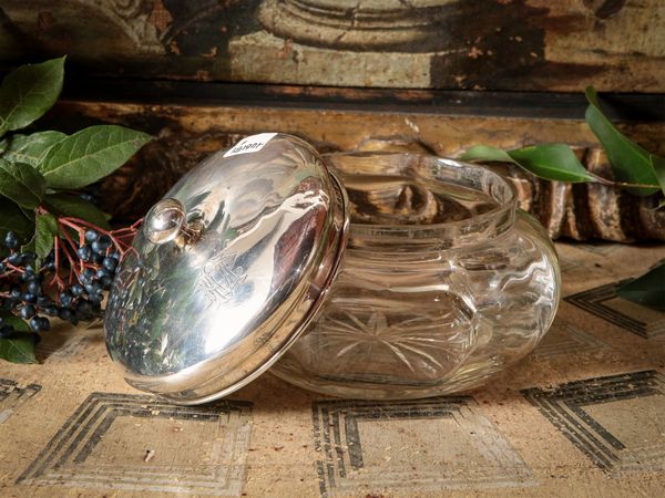 Scatola per bon bon in cristallo con coperchio in argento  - Asta Arredi e Dipinti dal Castello di Gamberaia a Firenze - Associazione Nazionale - Case d'Asta italiane