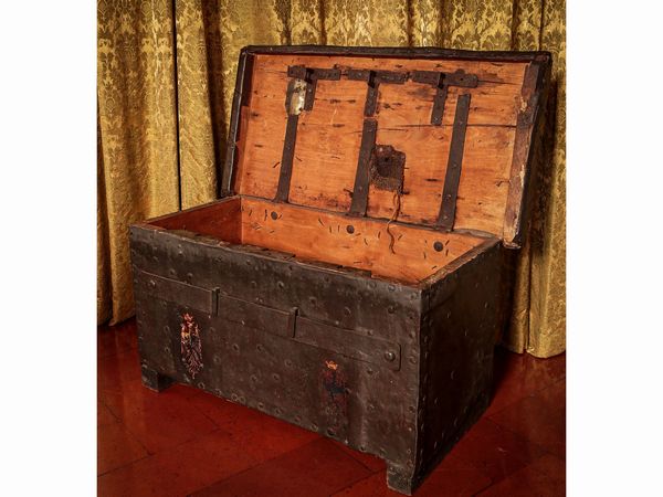Antico forziere da viaggio rivestito in ferro  - Asta Arredi e Dipinti dal Castello di Gamberaia a Firenze - Associazione Nazionale - Case d'Asta italiane