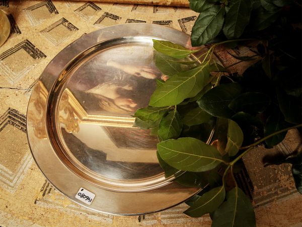 Vassoio circolare in argento  - Asta Arredi e Dipinti dal Castello di Gamberaia a Firenze - Associazione Nazionale - Case d'Asta italiane