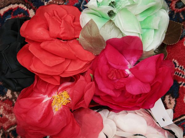 Lotto di ornamenti floreali in tessuto  - Asta Arredi e Dipinti dal Castello di Gamberaia a Firenze - Associazione Nazionale - Case d'Asta italiane