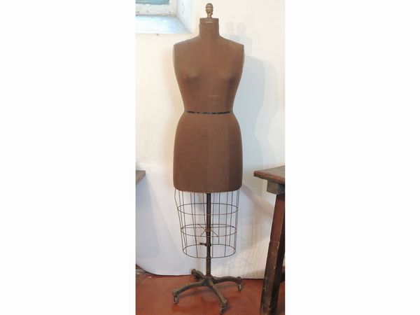 Manichino sartoriale da donna in tessuto, ferro e ghisa  - Asta Arredi e Dipinti dal Castello di Gamberaia a Firenze - Associazione Nazionale - Case d'Asta italiane