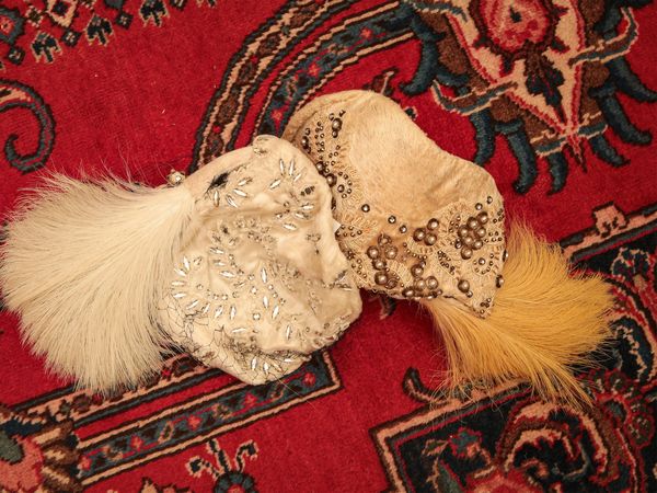 Due cappellini vintage  - Asta Arredi e Dipinti dal Castello di Gamberaia a Firenze - Associazione Nazionale - Case d'Asta italiane