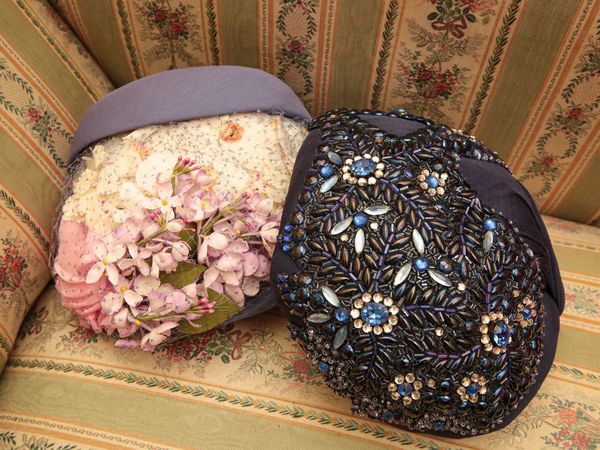 Due cappellini vintage  - Asta Arredi e Dipinti dal Castello di Gamberaia a Firenze - Associazione Nazionale - Case d'Asta italiane