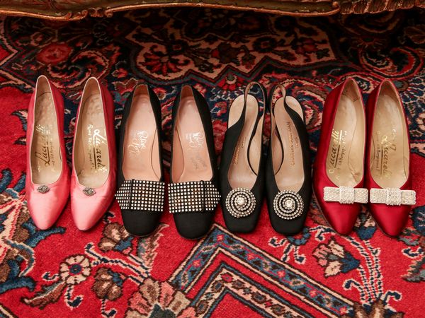 Lotto di scarpe vintage in seta e strass  - Asta Arredi e Dipinti dal Castello di Gamberaia a Firenze - Associazione Nazionale - Case d'Asta italiane