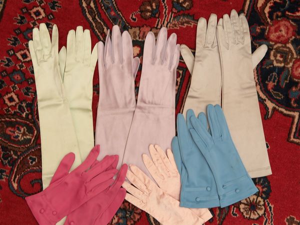 Assortimento di guanti in vari colori  - Asta Arredi e Dipinti dal Castello di Gamberaia a Firenze - Associazione Nazionale - Case d'Asta italiane
