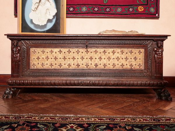 Cassone in noce e pastiglia dorata  - Asta Arredi e Dipinti dal Castello di Gamberaia a Firenze - Associazione Nazionale - Case d'Asta italiane