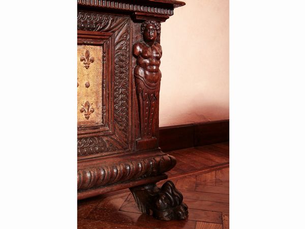 Cassone in noce e pastiglia dorata  - Asta Arredi e Dipinti dal Castello di Gamberaia a Firenze - Associazione Nazionale - Case d'Asta italiane