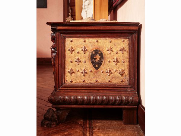 Cassone in noce e pastiglia dorata  - Asta Arredi e Dipinti dal Castello di Gamberaia a Firenze - Associazione Nazionale - Case d'Asta italiane