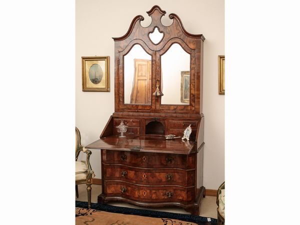 Cassettone a ribalta con alzata impiallacciato in noce e radica di noce  - Asta Arredi e Dipinti dal Castello di Gamberaia a Firenze - Associazione Nazionale - Case d'Asta italiane