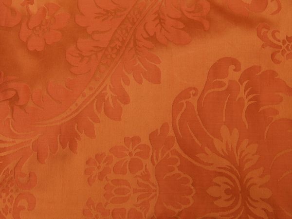 Due tagli in damasco di seta color salmone  - Asta Arredi e Dipinti dal Castello di Gamberaia a Firenze - Associazione Nazionale - Case d'Asta italiane
