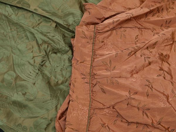 Un copriletto singolo e un copripanca in tessuti damascati  - Asta Arredi e Dipinti dal Castello di Gamberaia a Firenze - Associazione Nazionale - Case d'Asta italiane