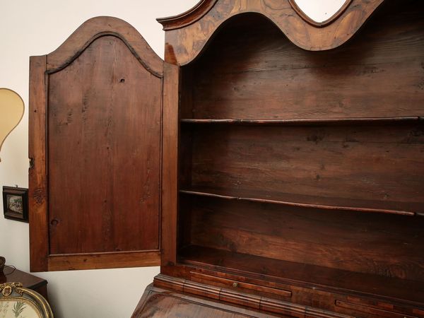 Cassettone a ribalta con alzata impiallacciato in noce e radica di noce  - Asta Arredi e Dipinti dal Castello di Gamberaia a Firenze - Associazione Nazionale - Case d'Asta italiane