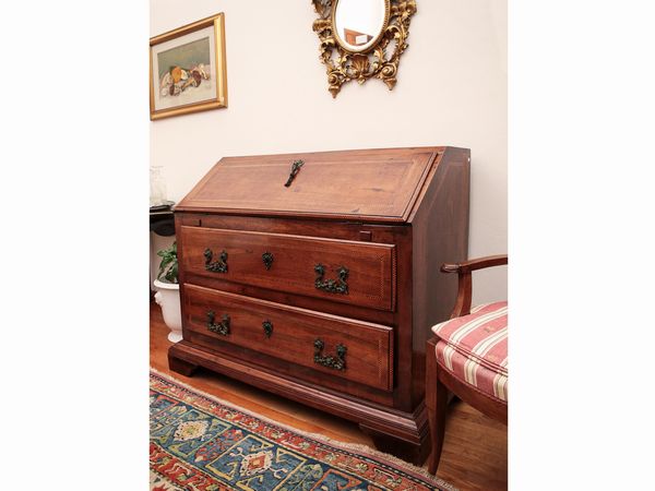 Cassettone a ribalta in noce  - Asta Arredi e Dipinti dal Castello di Gamberaia a Firenze - Associazione Nazionale - Case d'Asta italiane