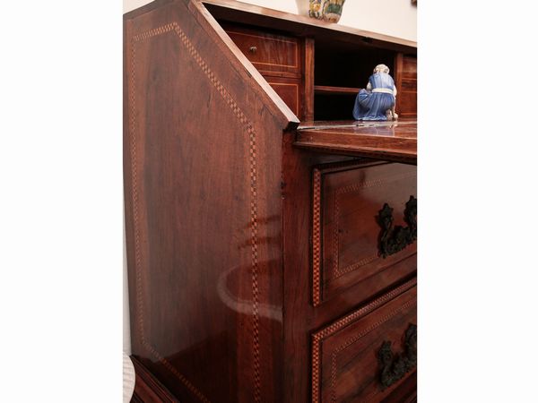Cassettone a ribalta in noce  - Asta Arredi e Dipinti dal Castello di Gamberaia a Firenze - Associazione Nazionale - Case d'Asta italiane