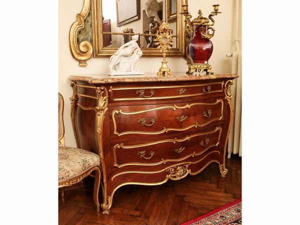 Cassettone impiallacciato in legno di noce ed altre essenze  - Asta Arredi e Dipinti dal Castello di Gamberaia a Firenze - Associazione Nazionale - Case d'Asta italiane