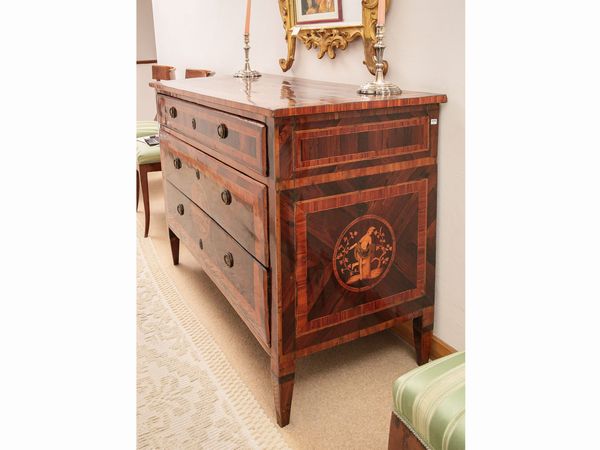 Cassettone impiallacciato in palissandro, ciliegio, noce ed altre essenze  - Asta Arredi e Dipinti dal Castello di Gamberaia a Firenze - Associazione Nazionale - Case d'Asta italiane