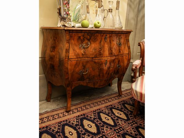 Cassettone impiallacciato in radica di noce  - Asta Arredi e Dipinti dal Castello di Gamberaia a Firenze - Associazione Nazionale - Case d'Asta italiane