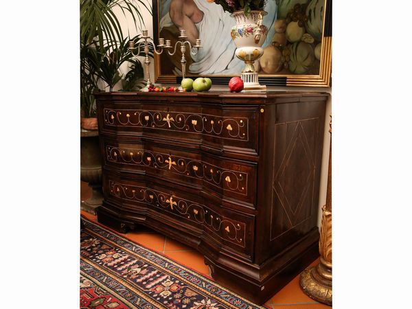 Cassettone in noce ed altre essenze  - Asta Arredi e Dipinti dal Castello di Gamberaia a Firenze - Associazione Nazionale - Case d'Asta italiane