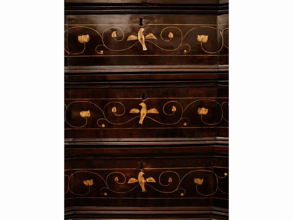 Cassettone in noce ed altre essenze  - Asta Arredi e Dipinti dal Castello di Gamberaia a Firenze - Associazione Nazionale - Case d'Asta italiane