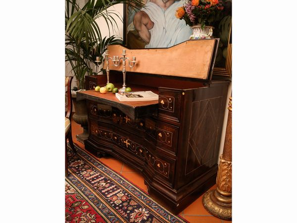 Cassettone in noce ed altre essenze  - Asta Arredi e Dipinti dal Castello di Gamberaia a Firenze - Associazione Nazionale - Case d'Asta italiane