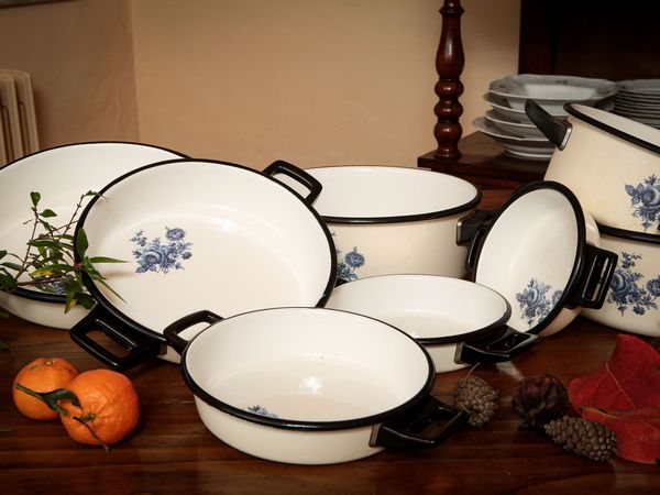 Assortimento di pentole in smalto, Leonia Bassano  - Asta Arredi e Dipinti dal Castello di Gamberaia a Firenze - Associazione Nazionale - Case d'Asta italiane