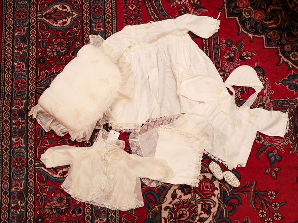 Completo da battesimo in seta e lino  - Asta Arredi e Dipinti dal Castello di Gamberaia a Firenze - Associazione Nazionale - Case d'Asta italiane