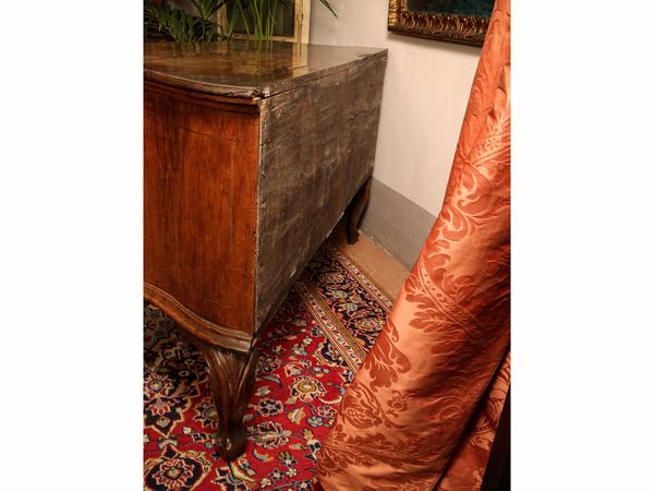 Cassettone in noce e radica di noce  - Asta Arredi e Dipinti dal Castello di Gamberaia a Firenze - Associazione Nazionale - Case d'Asta italiane