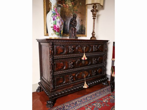 Cassettone in noce e radica di noce scolpito a bambocci  - Asta Arredi e Dipinti dal Castello di Gamberaia a Firenze - Associazione Nazionale - Case d'Asta italiane