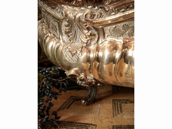 Grande centrotavola a navicella in metallo argentato  - Asta Arredi e Dipinti dal Castello di Gamberaia a Firenze - Associazione Nazionale - Case d'Asta italiane