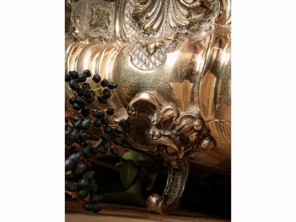 Grande centrotavola a navicella in metallo argentato  - Asta Arredi e Dipinti dal Castello di Gamberaia a Firenze - Associazione Nazionale - Case d'Asta italiane