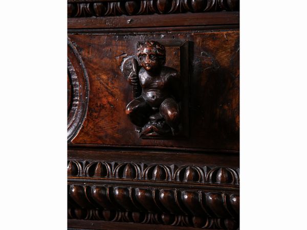 Cassettone in noce e radica di noce scolpito a bambocci  - Asta Arredi e Dipinti dal Castello di Gamberaia a Firenze - Associazione Nazionale - Case d'Asta italiane
