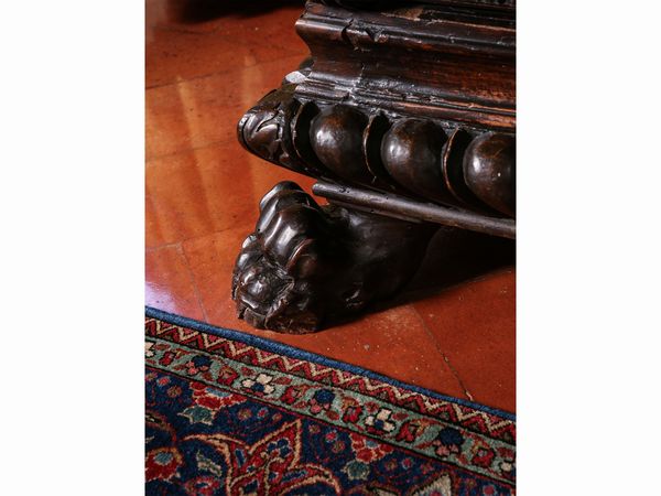 Cassettone in noce e radica di noce scolpito a bambocci  - Asta Arredi e Dipinti dal Castello di Gamberaia a Firenze - Associazione Nazionale - Case d'Asta italiane