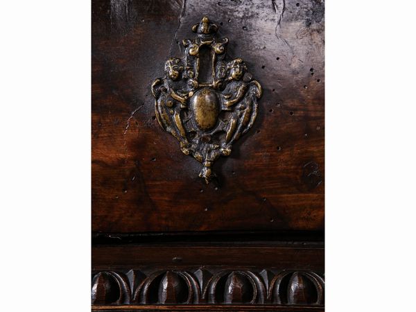 Cassettone in noce e radica di noce scolpito a bambocci  - Asta Arredi e Dipinti dal Castello di Gamberaia a Firenze - Associazione Nazionale - Case d'Asta italiane