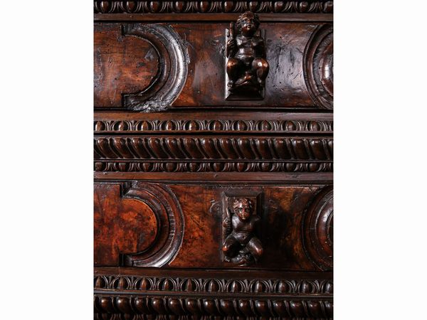 Cassettone in noce e radica di noce scolpito a bambocci  - Asta Arredi e Dipinti dal Castello di Gamberaia a Firenze - Associazione Nazionale - Case d'Asta italiane